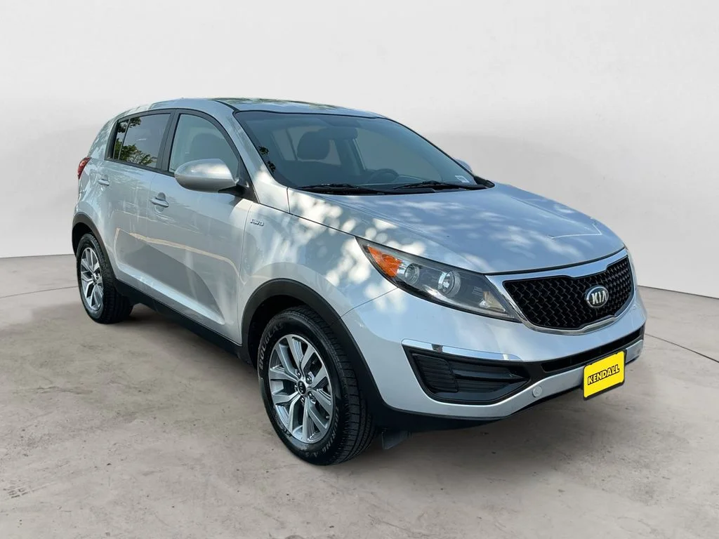 Used 2016 Silver Kia LX image 3