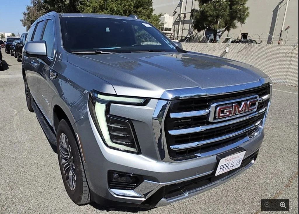 Used 2025 Silver GMC Elevation image 4