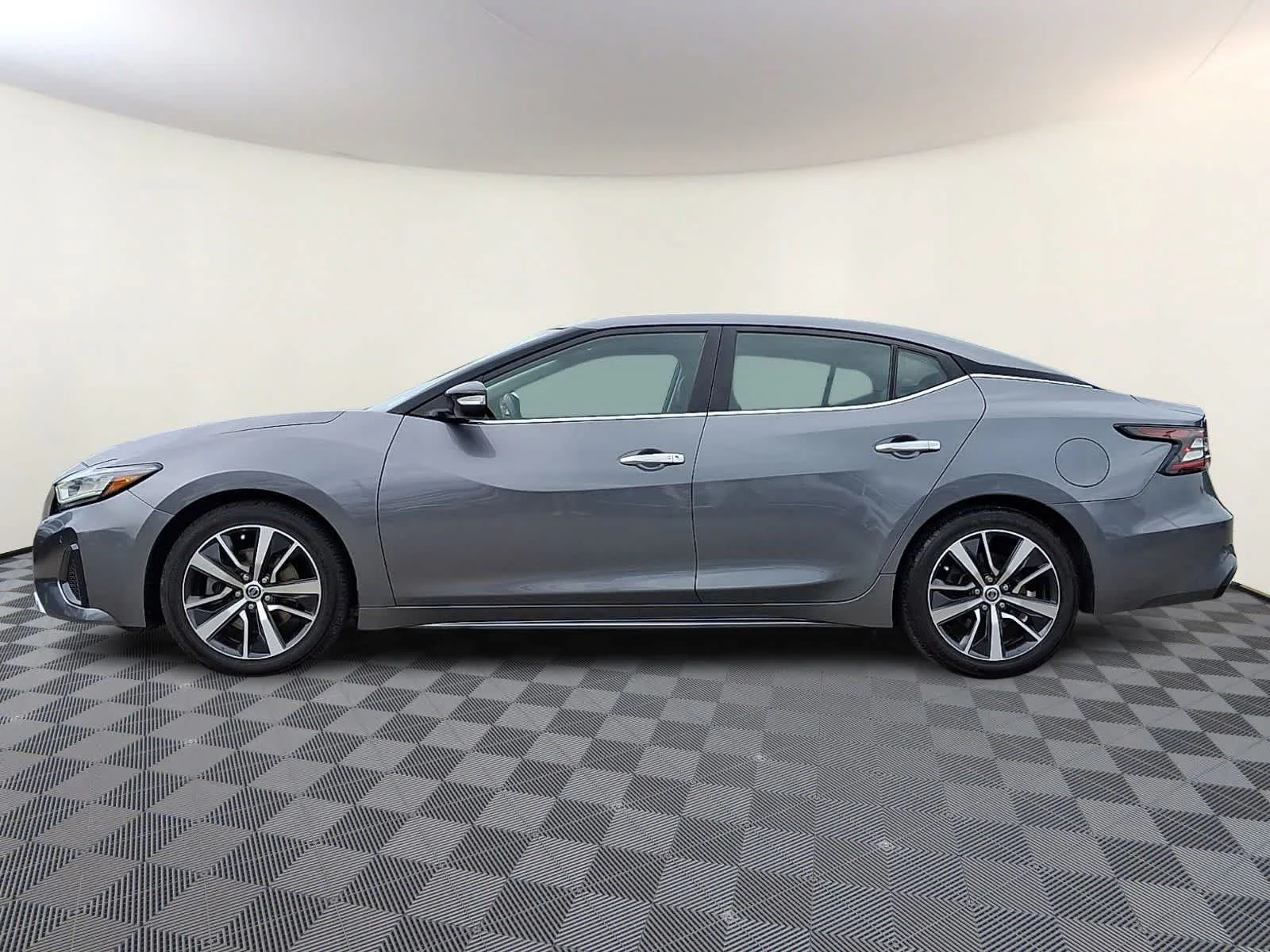 Used 2019 Gun Metallic Nissan SL image 8