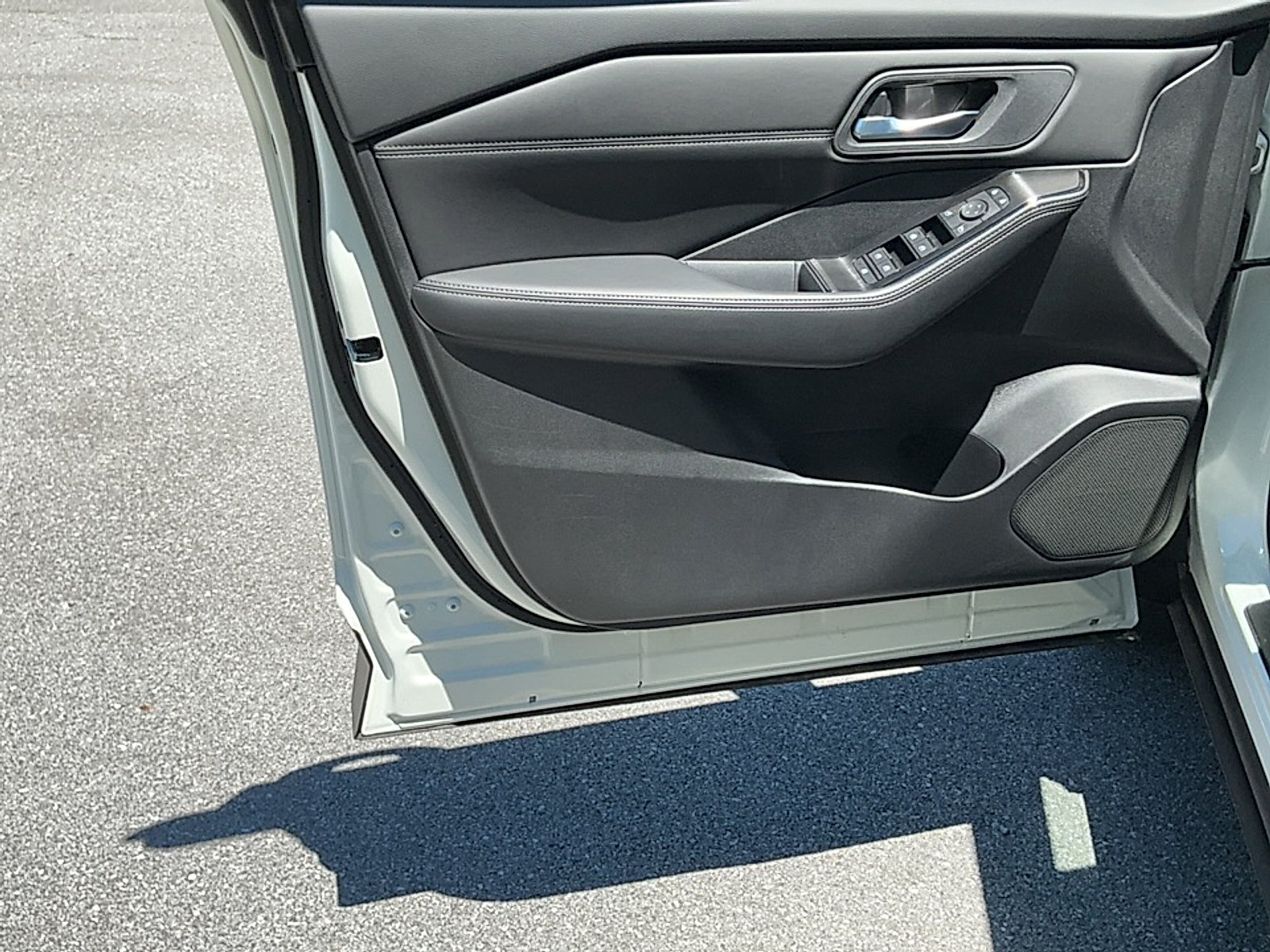 New 2026 Everest White Pearl Tricoat Nissan Dark Armor image 6