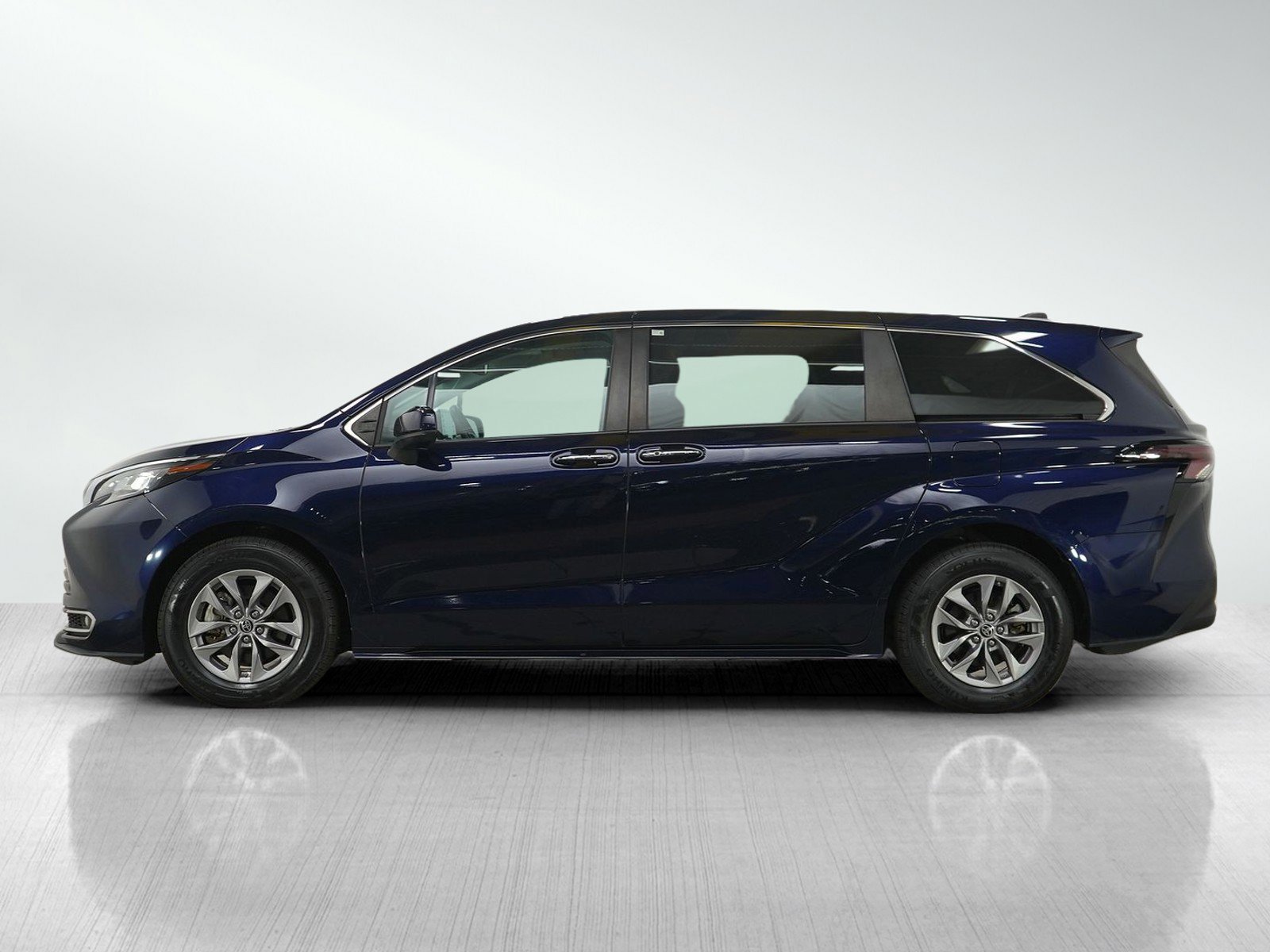 Used 2023 Toyota Sienna XLE with VIN 5TDYRKEC2PS157186 for sale in Burnsville, Minnesota