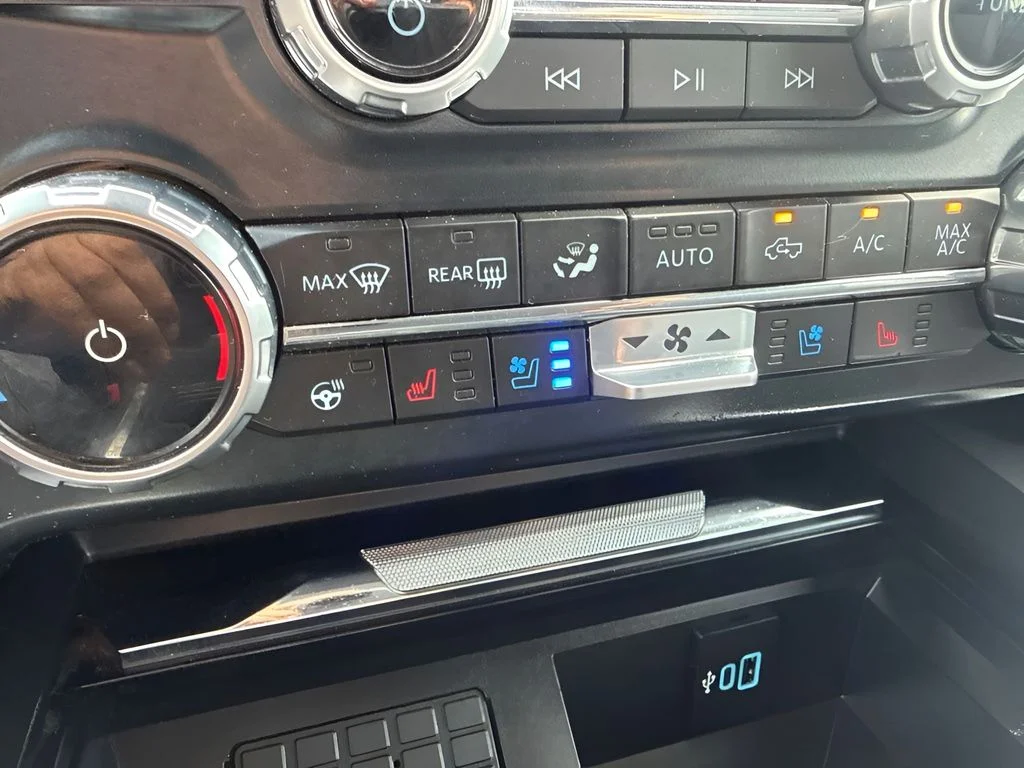 Used 2023 White Ford Lariat image 18