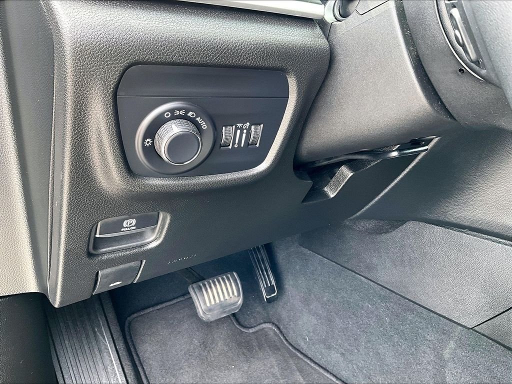 Used 2024 Baltic Gray Metallic Clearcoat Jeep Laredo X image 30