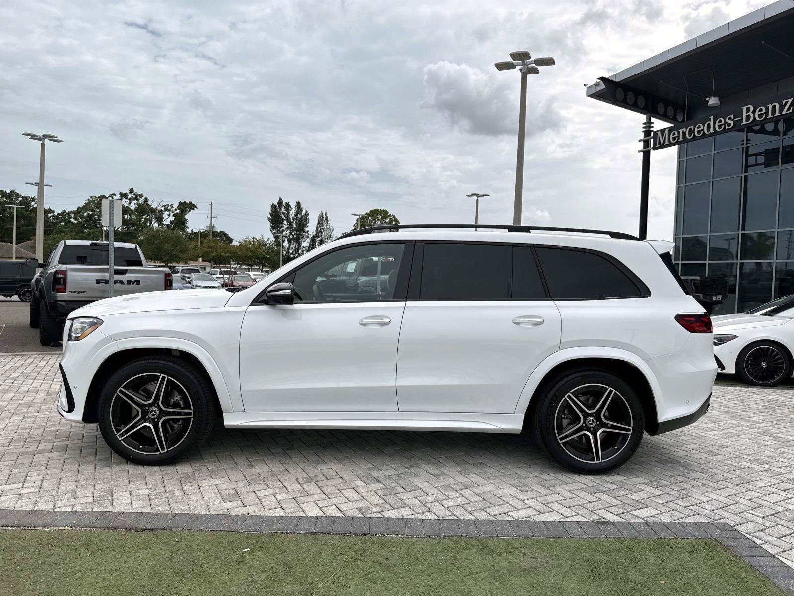 New 2026 Moonlight White Mercedes-Benz 450 4MATIC® SUV image 3