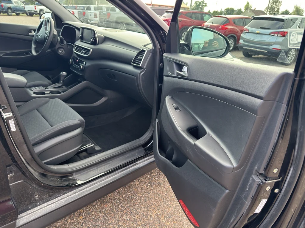Used 2019 Black Noir Pearl Hyundai SE image 11