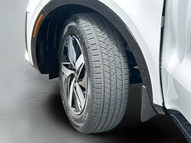 Used 2023 White Kia S image 33
