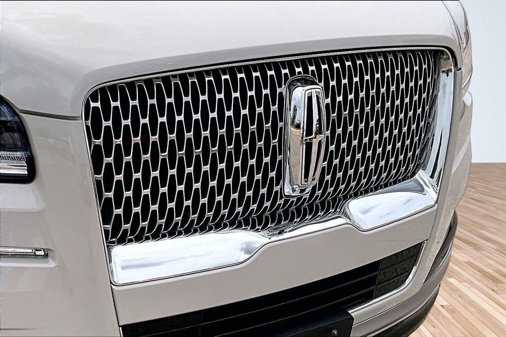 Used 2022 White Lincoln Reserve image 27