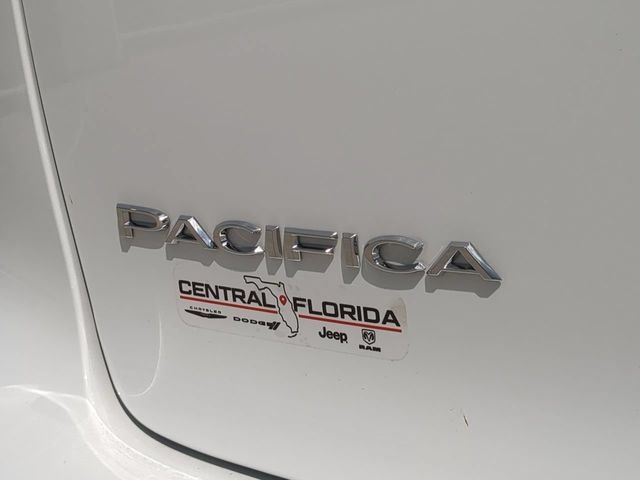 New 2026 Bright White Clear-Coat Exterior Paint Chrysler Select image 13