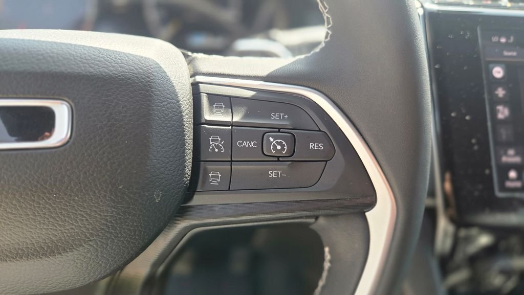 Used 2023 Silver Jeep Altitude image 18