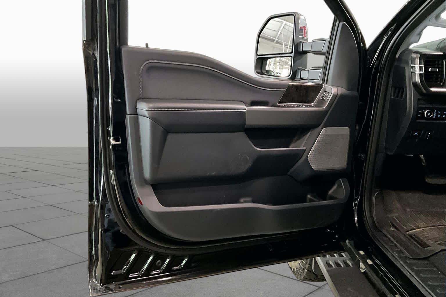 Used 2025 Agate Black Metallic Ford LARIAT image 22