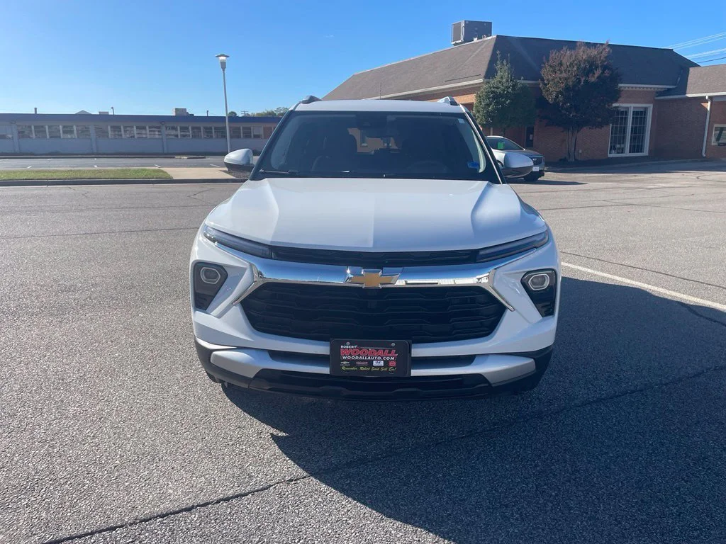 Used 2025 Summit White Chevrolet LT image 2