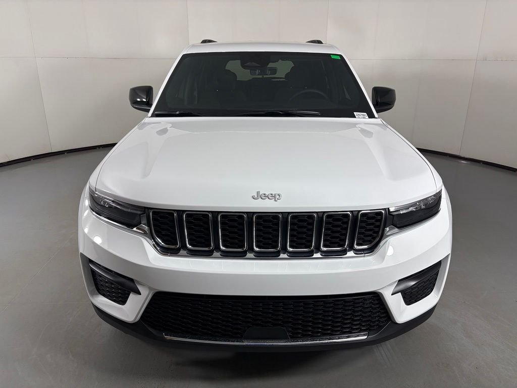 New 2026 Bright White Clear-Coat Exterior Paint Jeep Laredo image 3
