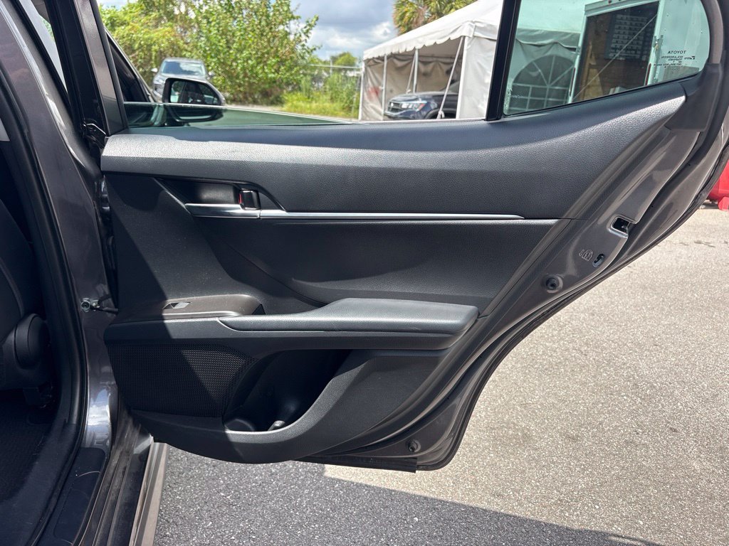2022 Toyota Camry SE - Photo 18