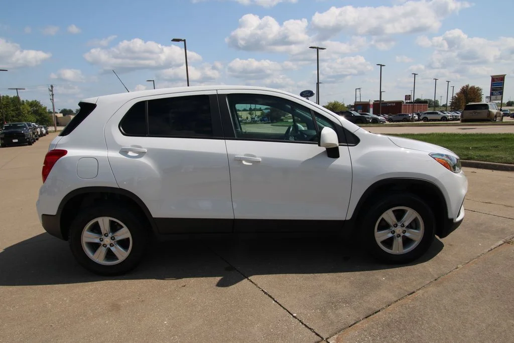 Used 2022 White Chevrolet LS image 4