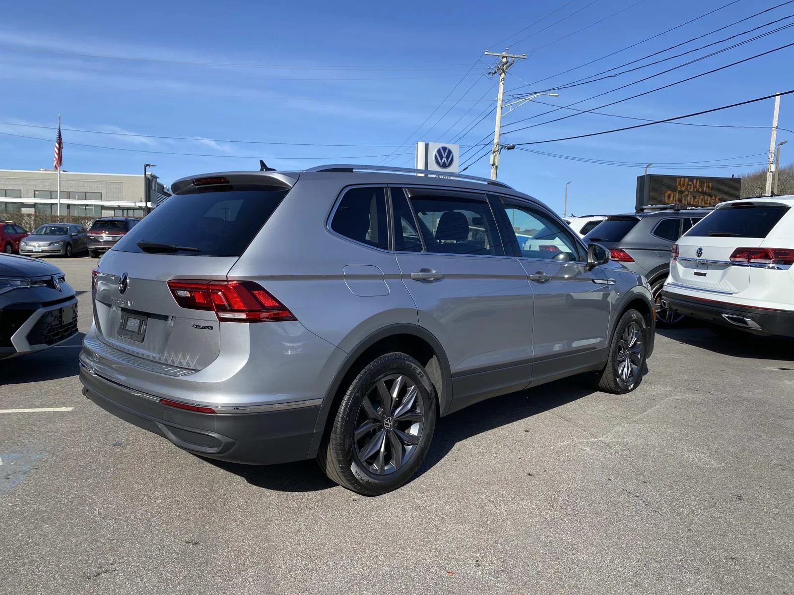 Certified Used 2022 Pyrite Silver Metallic Volkswagen 2.0T SE 4MOTION image 7