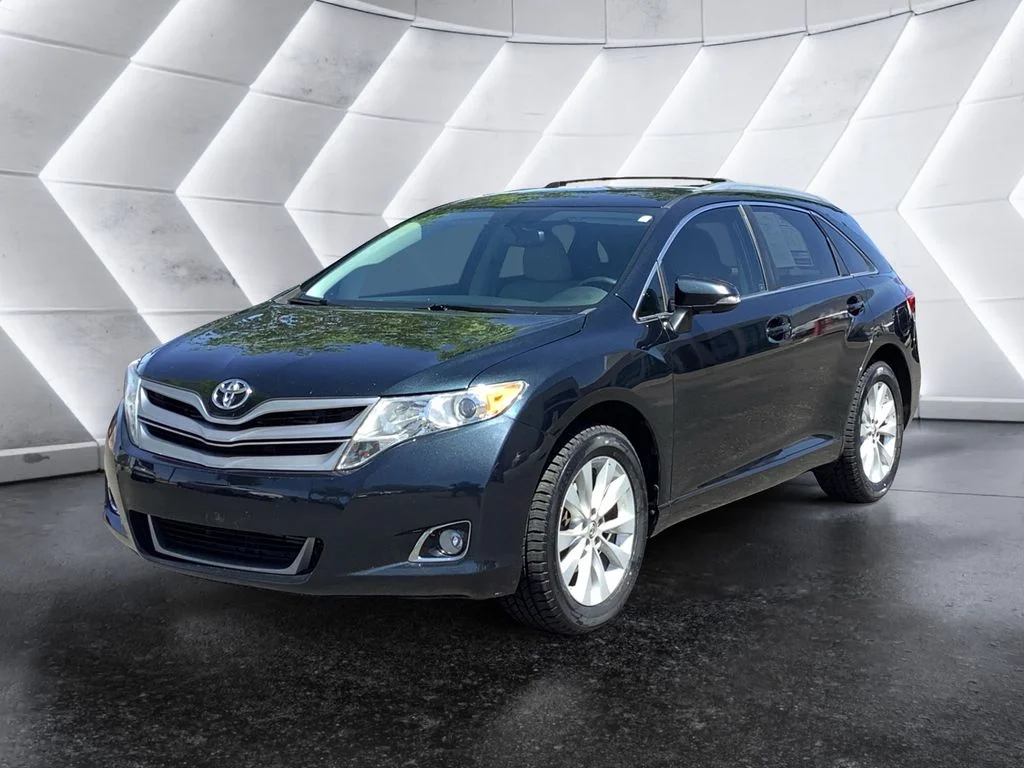 Used 2015 Gray Toyota LE image 3