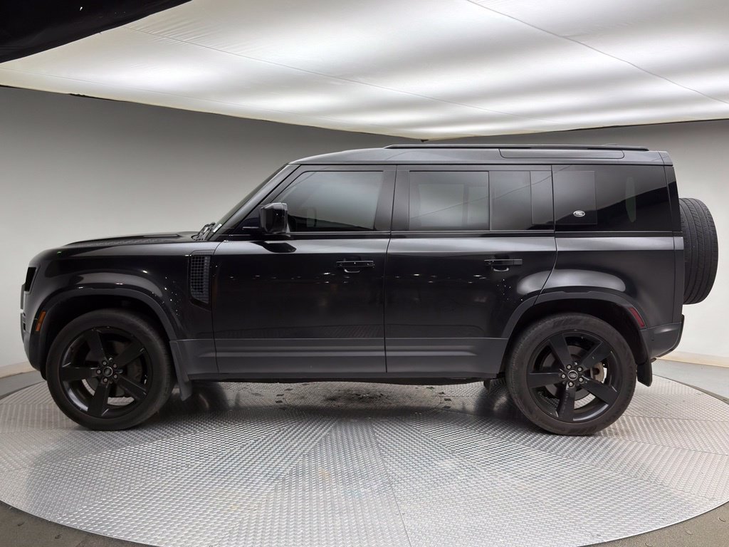 Used 2022 Santorini Black Metallic Land Rover SE image 2