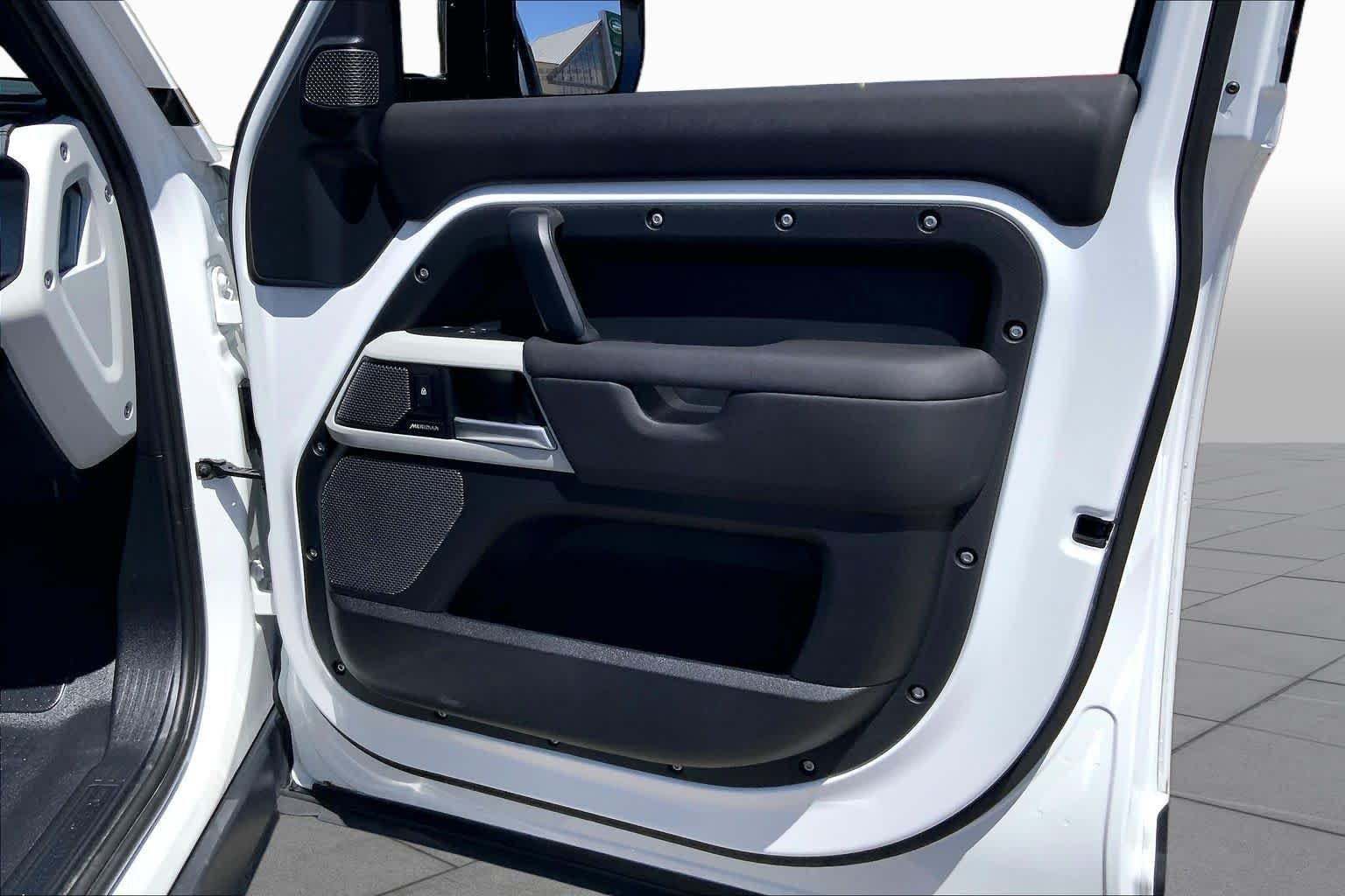 Used 2024 Fuji White Land Rover S image 22