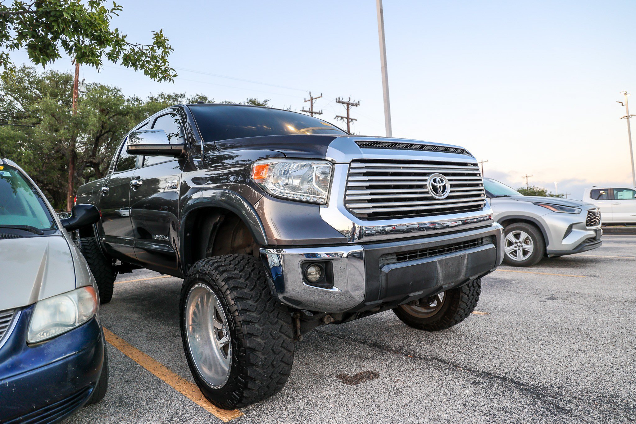 Used 2017 MAGNETIC GRAY MET Toyota Limited image 6