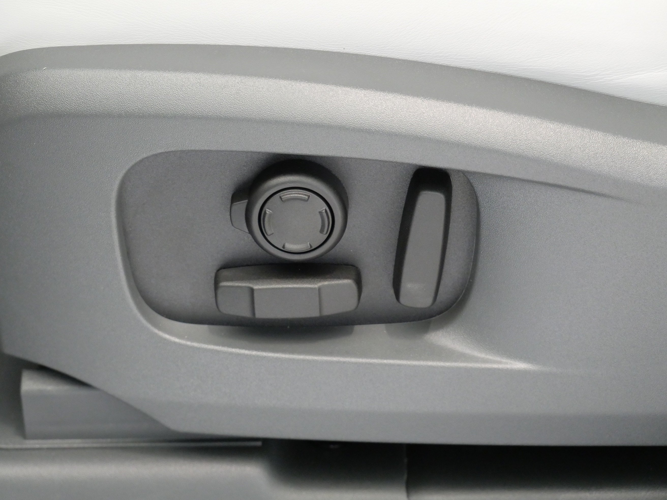 New 2026 Woolstone Green Land Rover X-Dynamic SE image 5