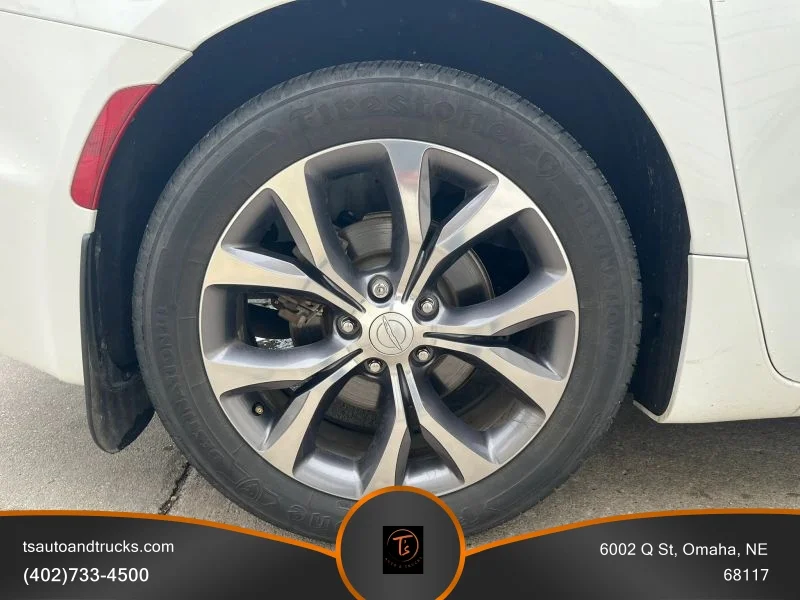 Used 2018 White Chrysler Limited Minivan 4D image 10