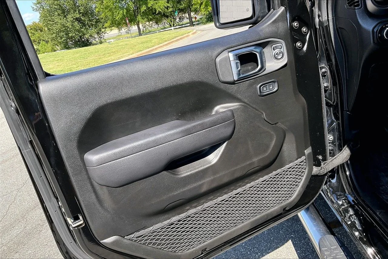Used 2023 Black Jeep Sport S image 26