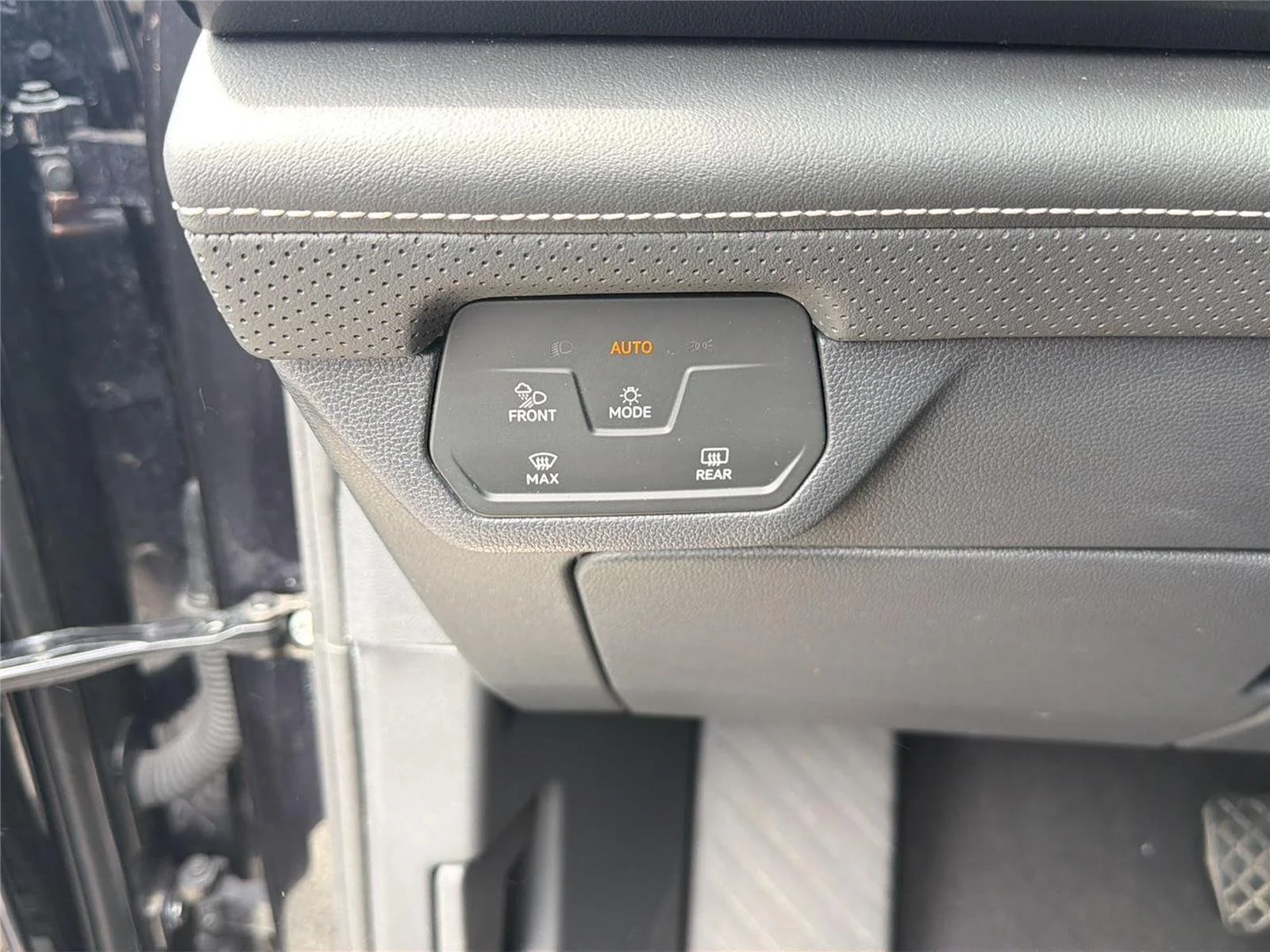 2025 Volkswagen Atlas SE w/Tech - Photo 12