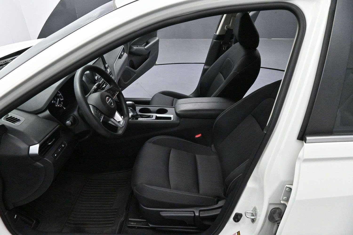 Used 2022 Glacier White Nissan 2.5 S image 11