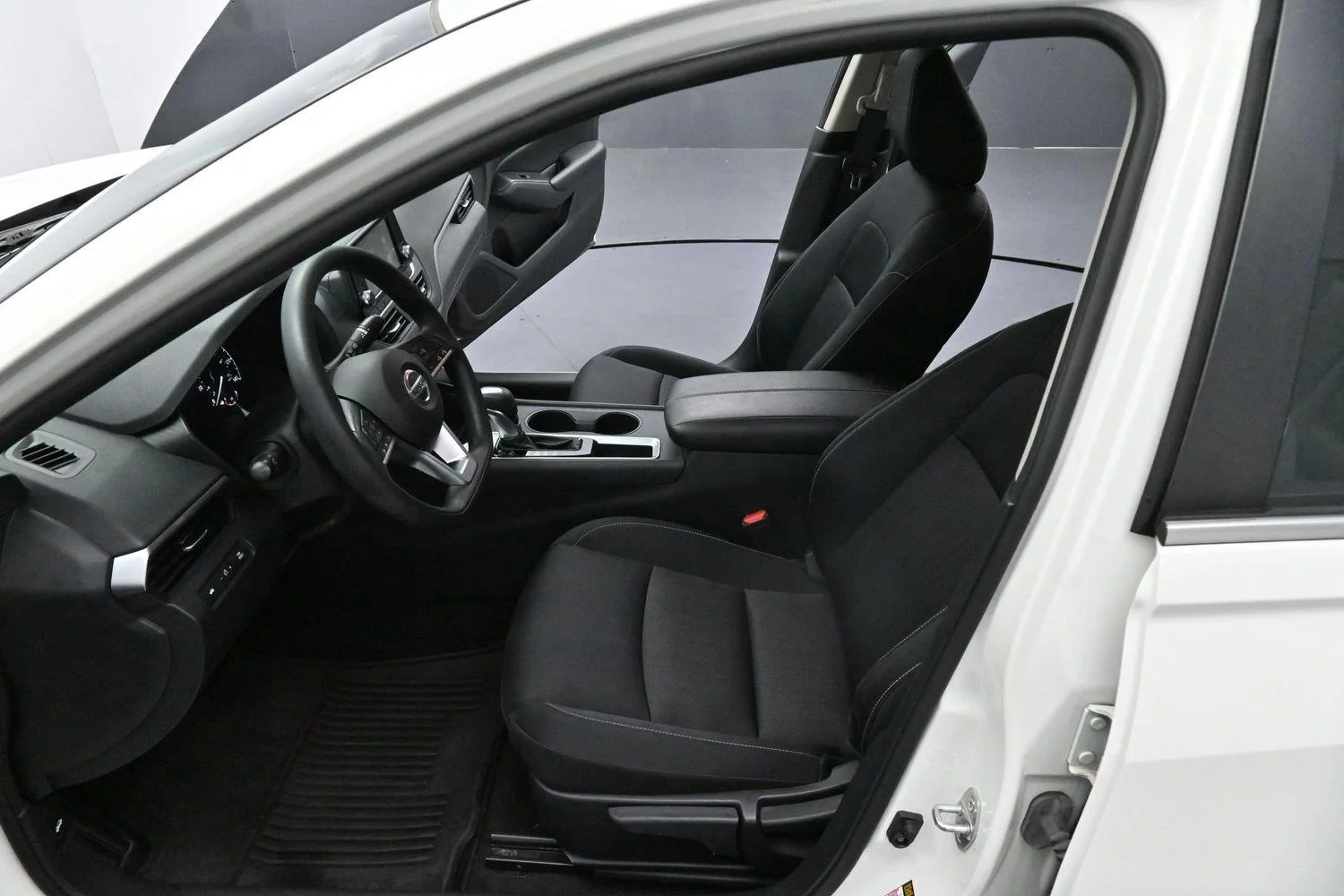 Used 2022 Glacier White Nissan 2.5 S image 11