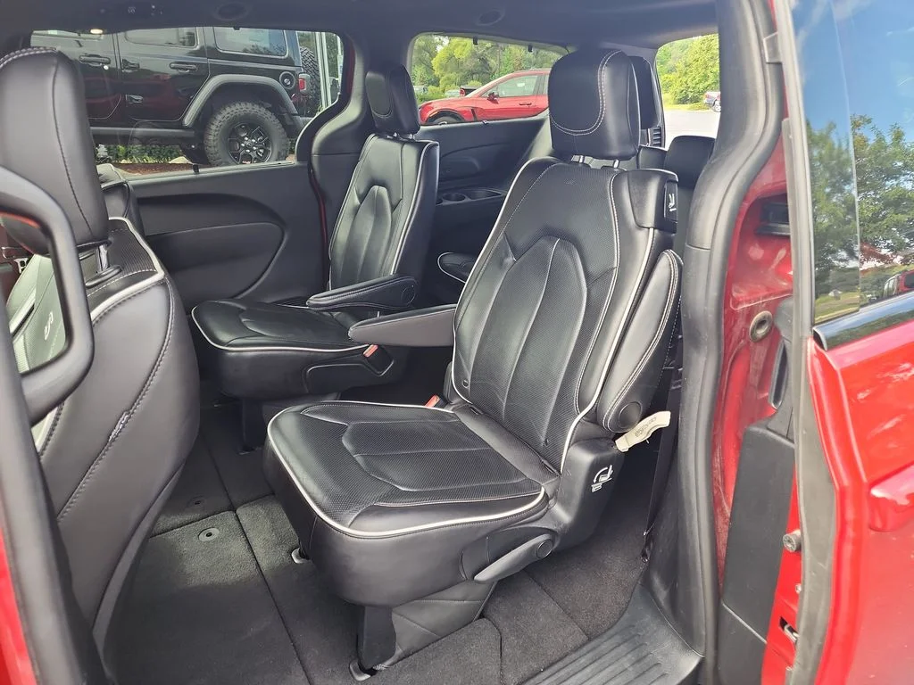 Used 2025 Red Chrysler Limited image 28