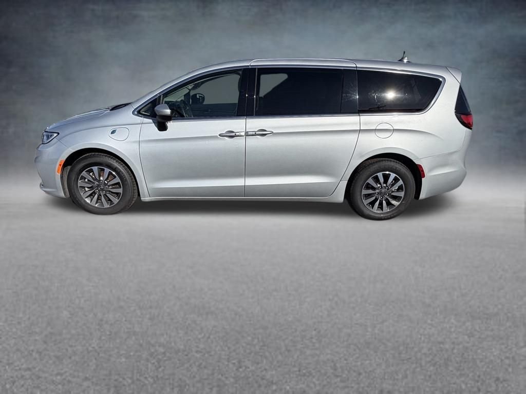 Used 2023 Silver Chrysler Touring L image 2