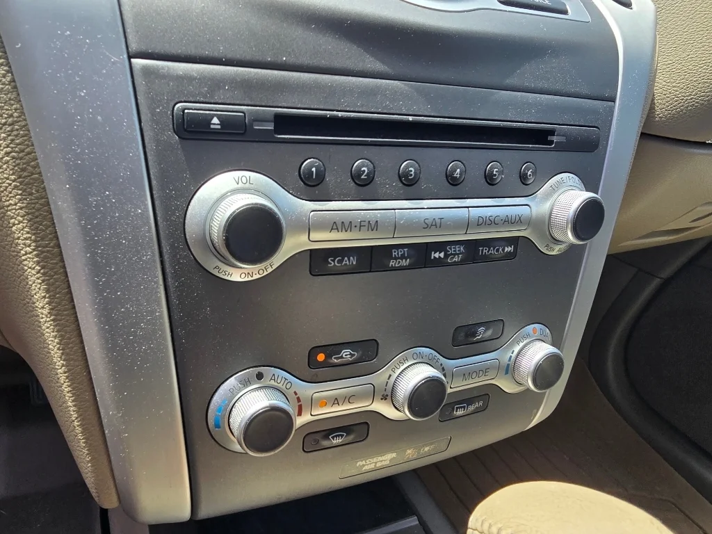 Used 2014 Tinted Bronze Metallic Nissan LE image 21