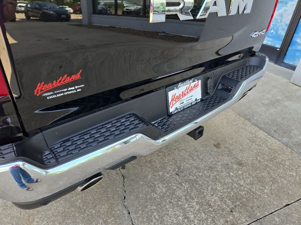 New 2026 Diamond Black Crystal Pearl-Coat Exterior Paint RAM Tradesman image 21