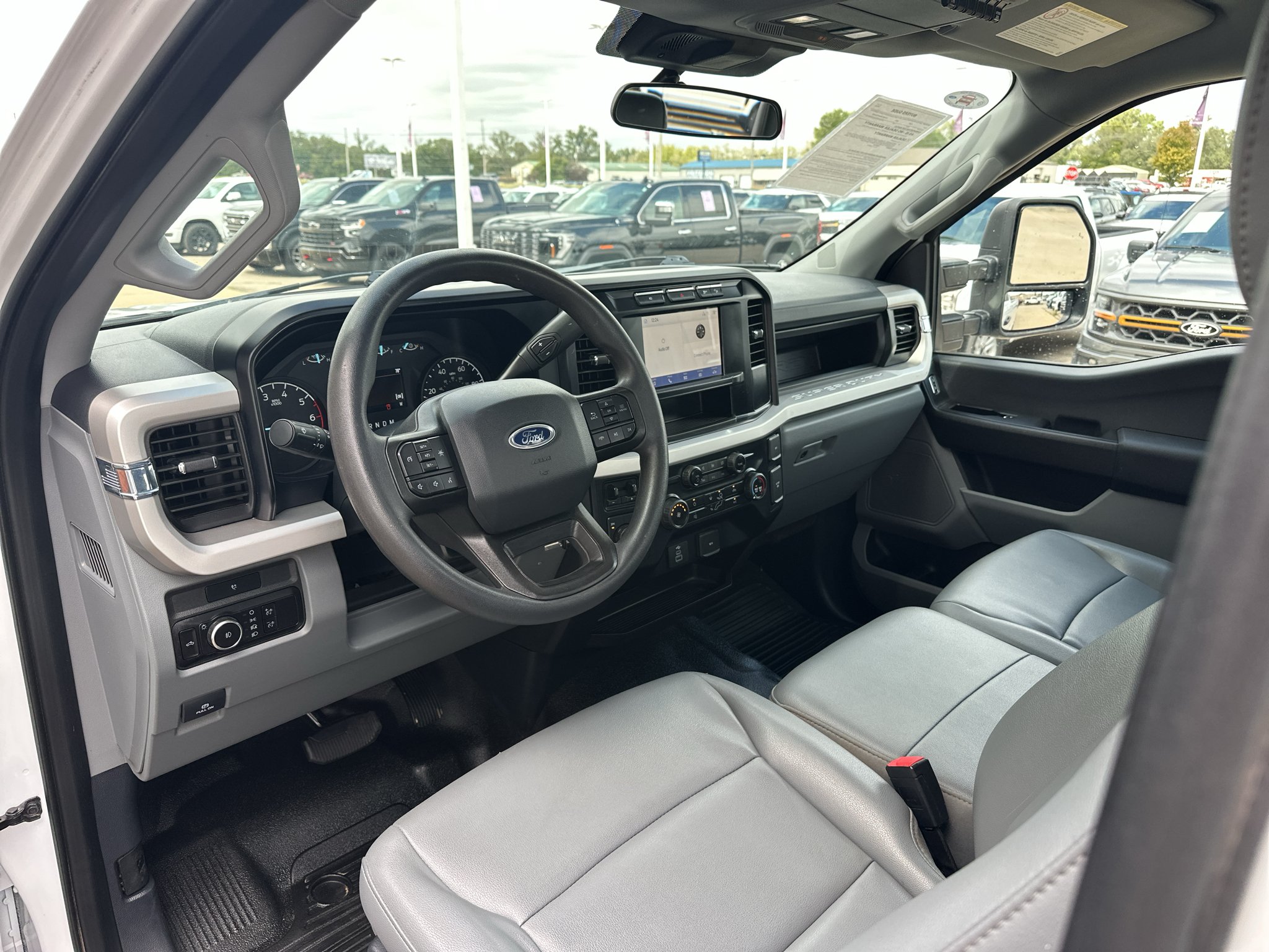 Used 2023 Oxford White Ford XL image 3