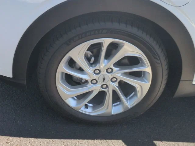 New 2027 Summit White Chevrolet LT image 34