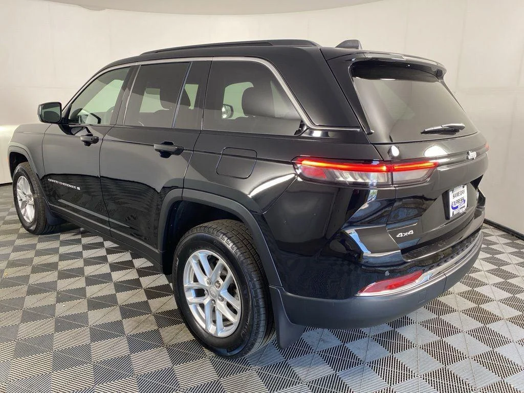 Used 2025 Diamond Black Crystal Pearlcoa Jeep Laredo X image 6