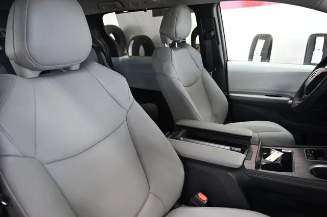 2026 Toyota Sienna XLE - Photo 9
