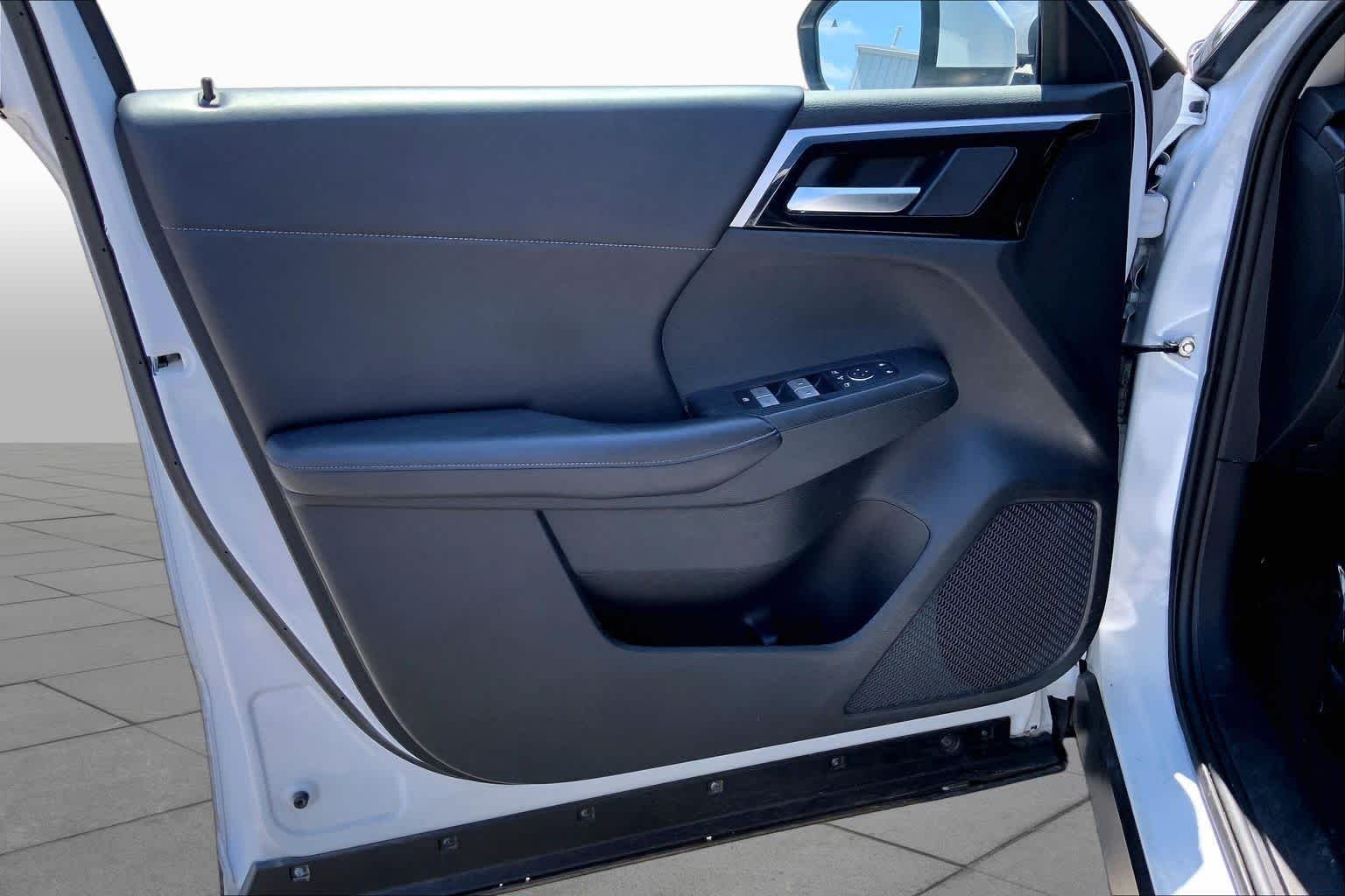 Used 2024 White Diamond Mitsubishi SE image 19