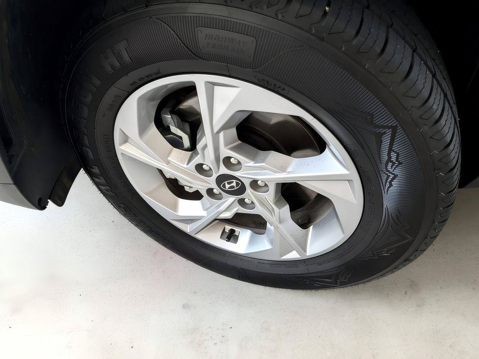 Used 2024 Shimmering Silver Hyundai SEL image 7