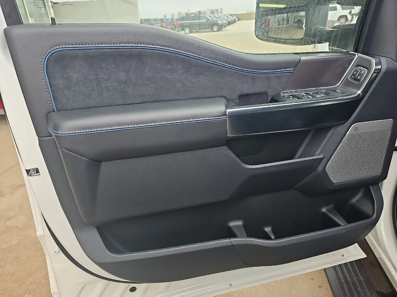 New 2025 Star White Metallic Tri-Coat Ford Platinum® image 23