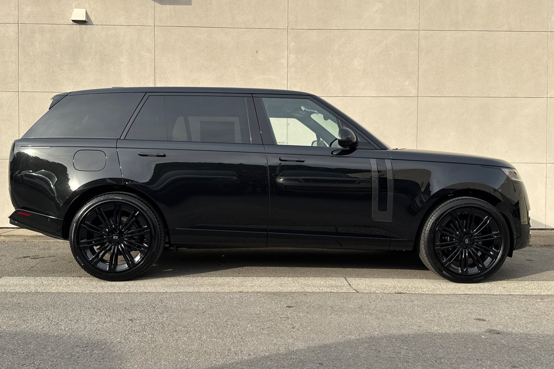 New 2027 Santorini Black Land Rover SE image 8