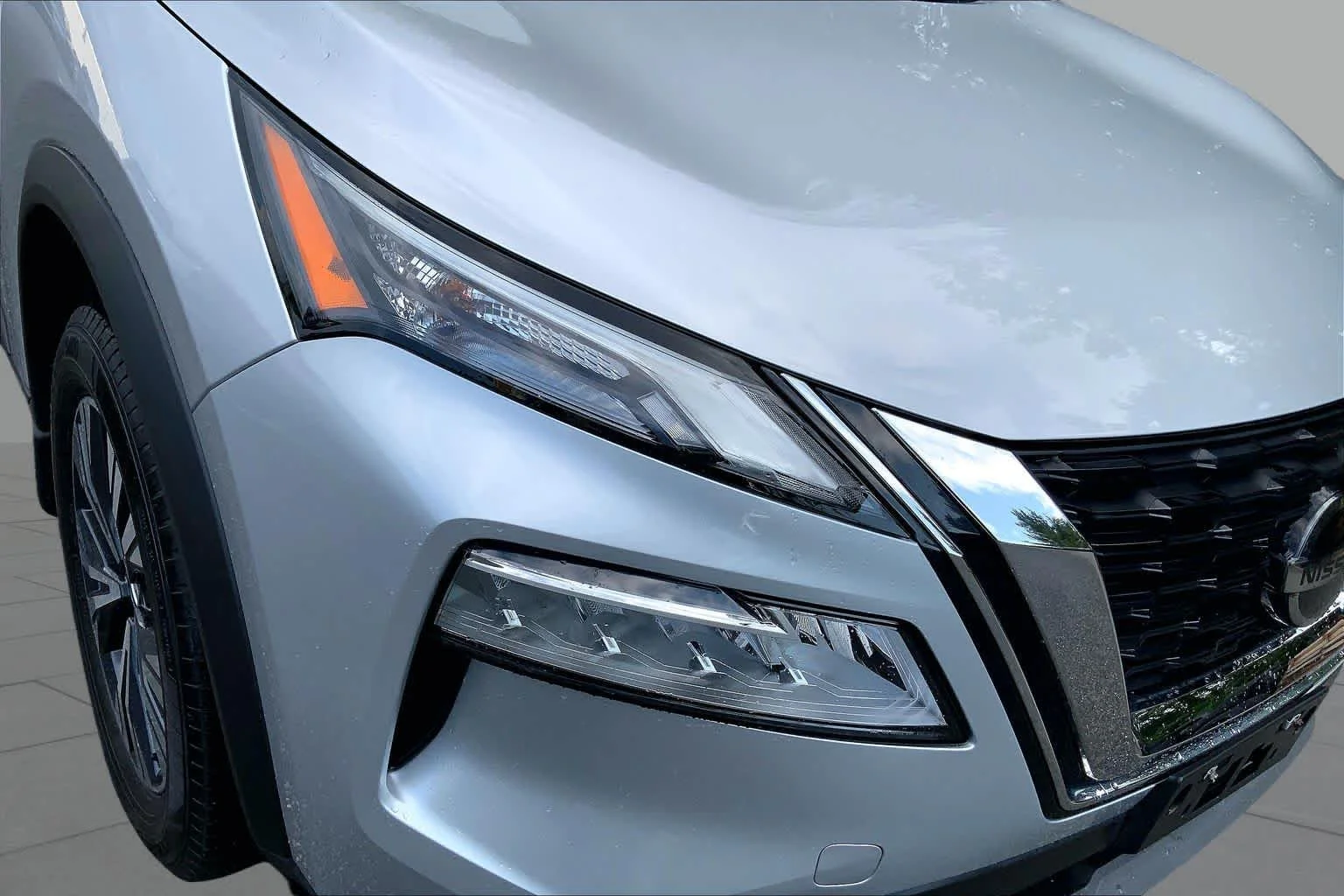Used 2021 Brilliant Silver Metallic Nissan SV image 27