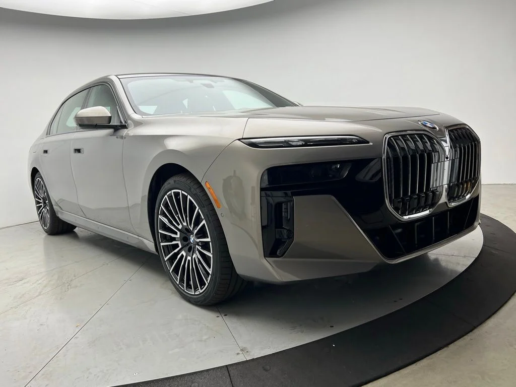 New 2026 Oxide Grey Metallic BMW 760i xDrive image 2