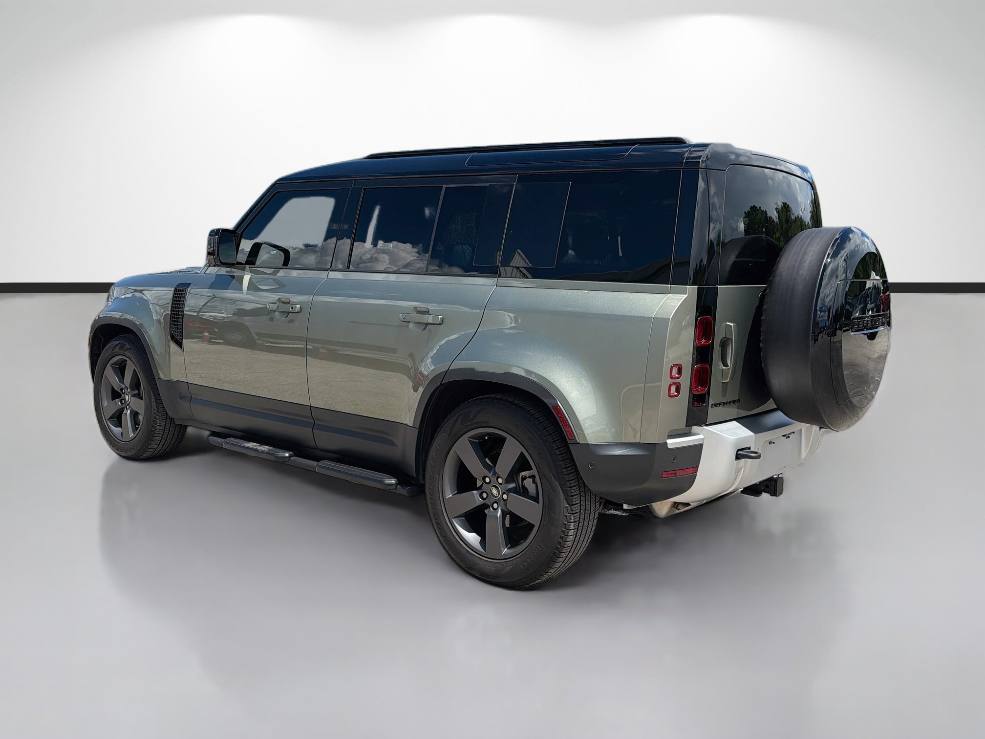 Certified Used 2025 Green Metallic Land Rover S image 3