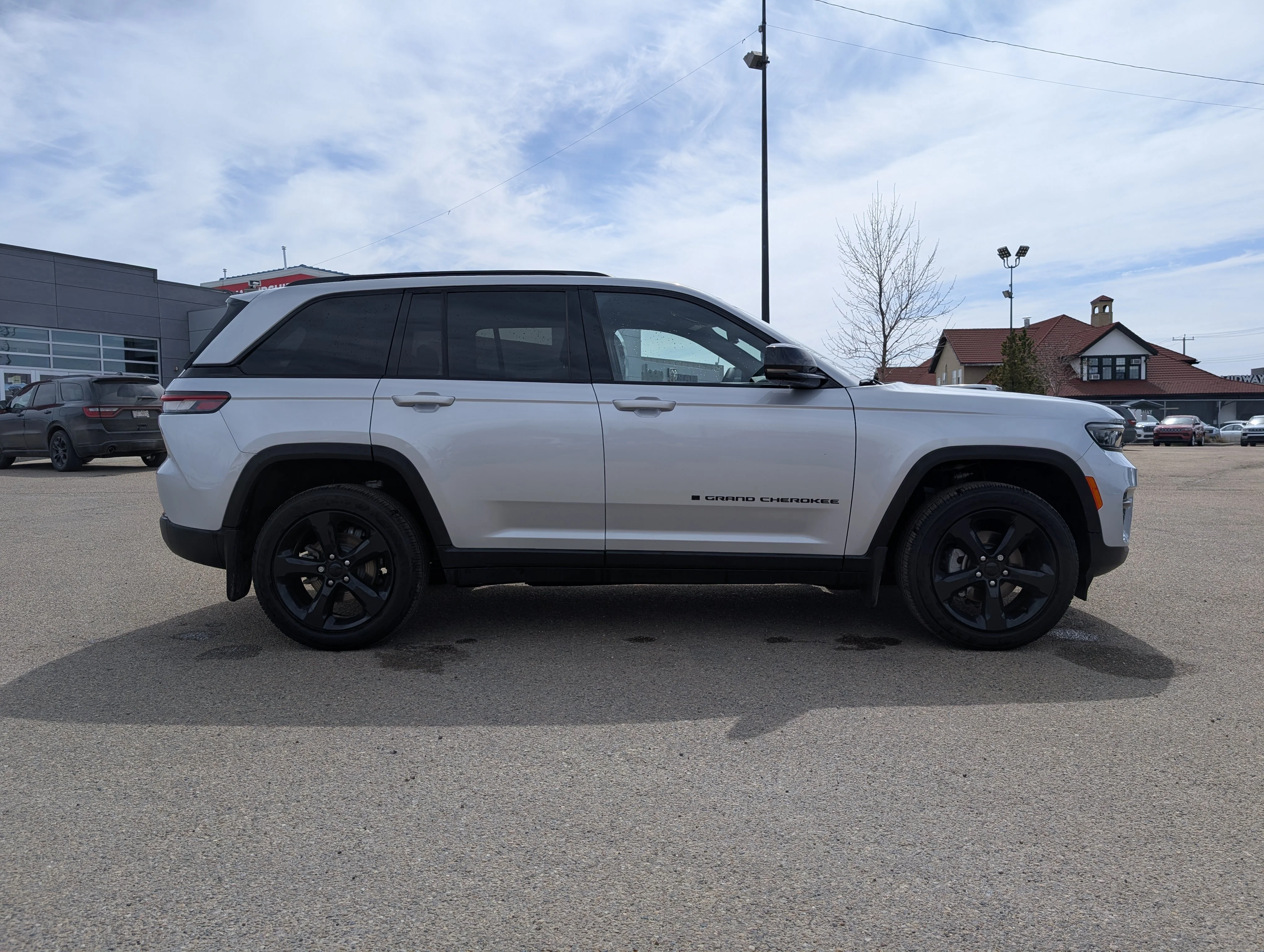New 2025 Silver Zynith Jeep Altitude image 8