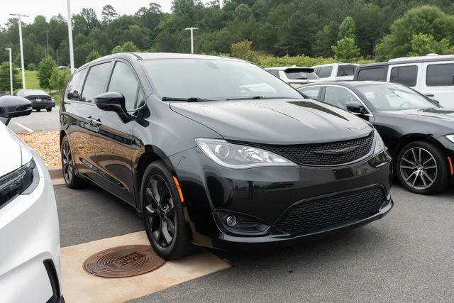 Used 2020 Black Chrysler Touring image 3
