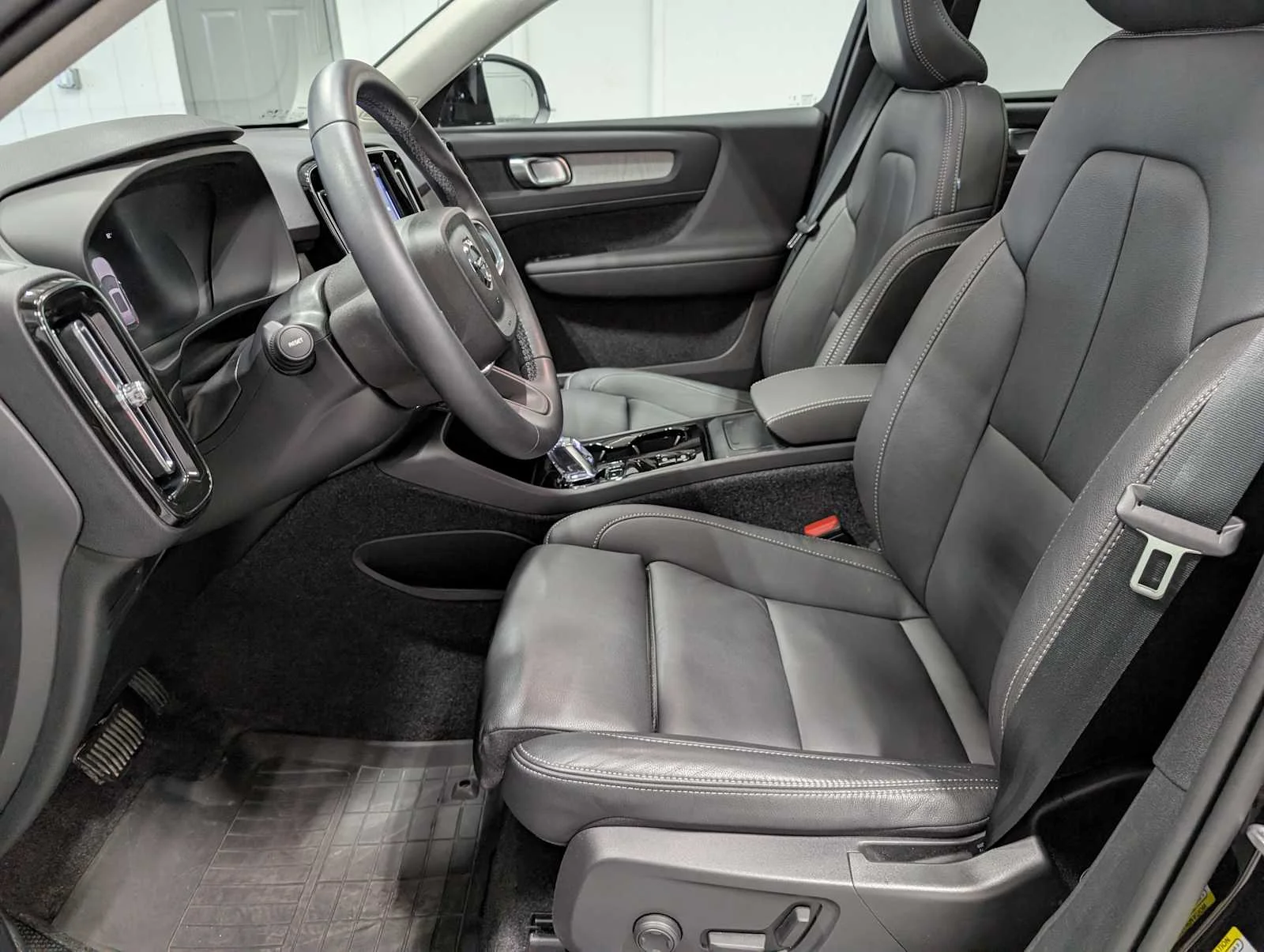 Used 2026 Onyx Black Volvo Plus image 4
