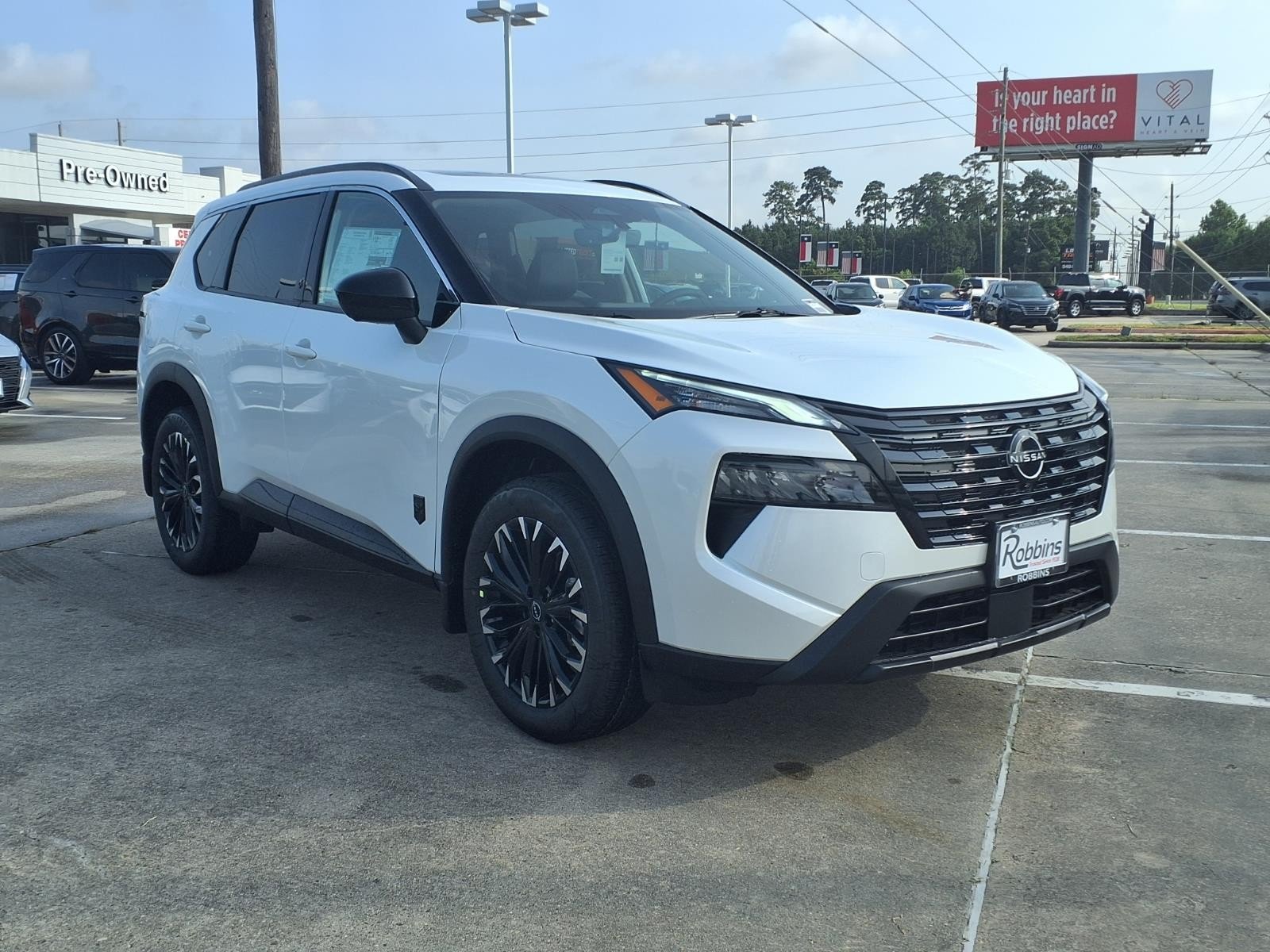 New 2026 Everest White Pearl TriCoat Nissan Dark Armor™ image 2