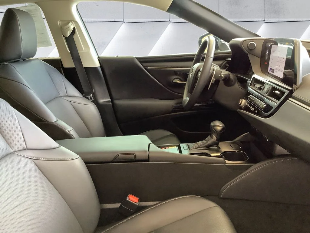 Used 2023 White Lexus 350 image 13
