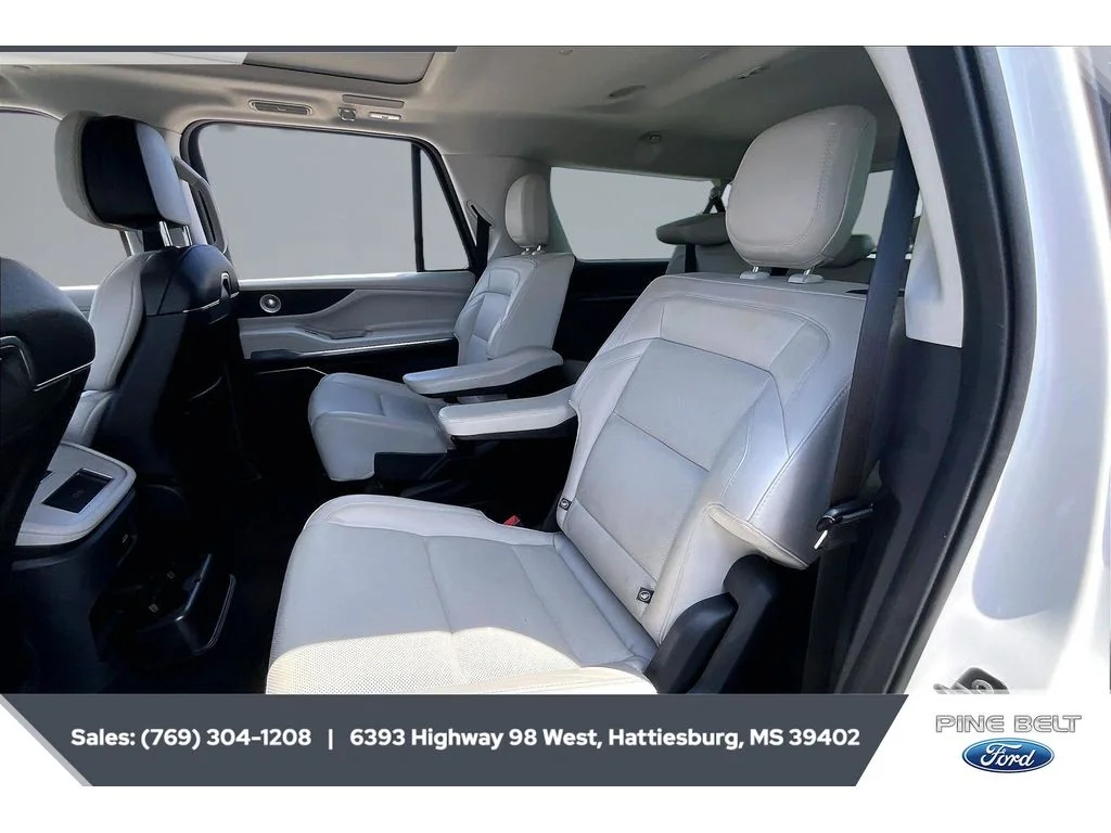Used 2025 Pristine White Metallic Tri-Coat Lincoln Reserve image 19